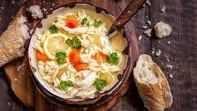 شوربة لسان العصفور بالبصل طبق تقليدي لذيذ وصحي