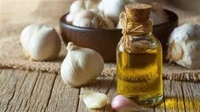  زيت الزيتون والثوم: مزيج سحري للشعر الكثيف والصحي
