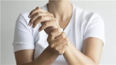 3 أسباب تبدو بسيطة تسبب رعشة اليدين